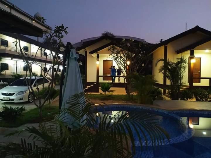 Sunray Guesthouse สุนันท์บ้านพักริมคลอง Uthai Thani Exterior photo