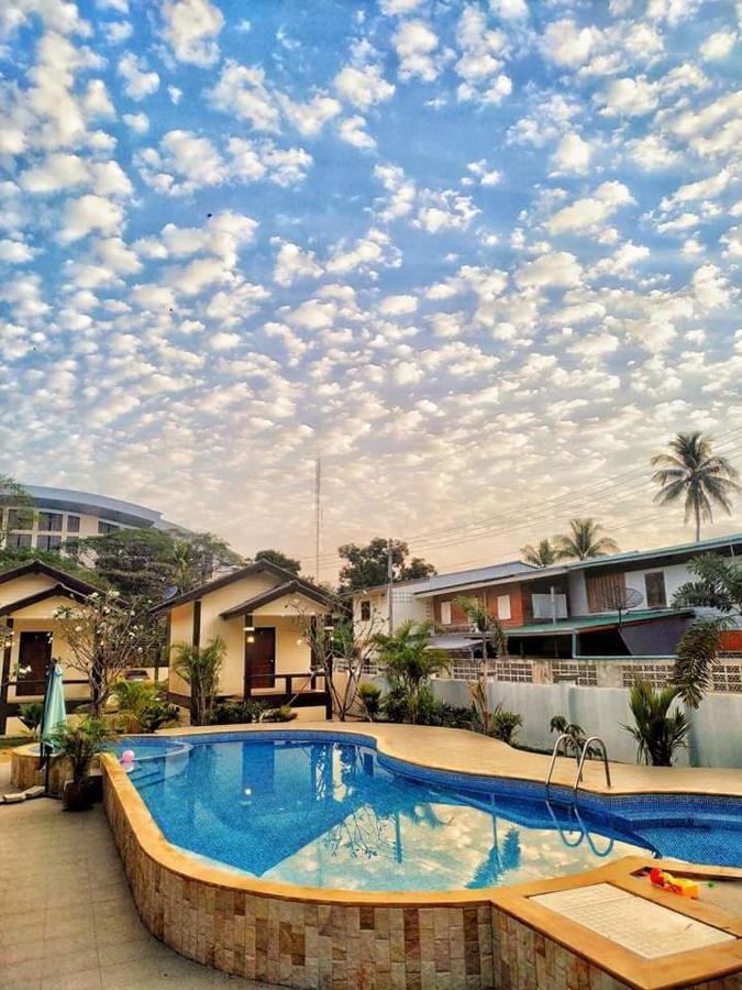 Sunray Guesthouse สุนันท์บ้านพักริมคลอง Uthai Thani Exterior photo