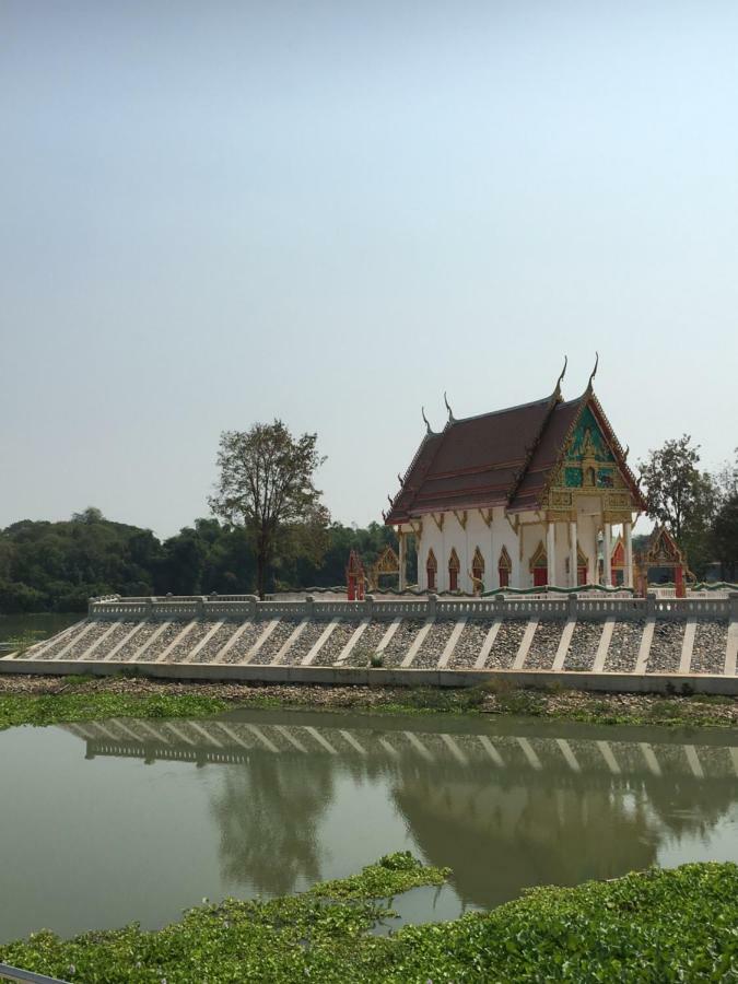 Sunray Guesthouse สุนันท์บ้านพักริมคลอง Uthai Thani Exterior photo