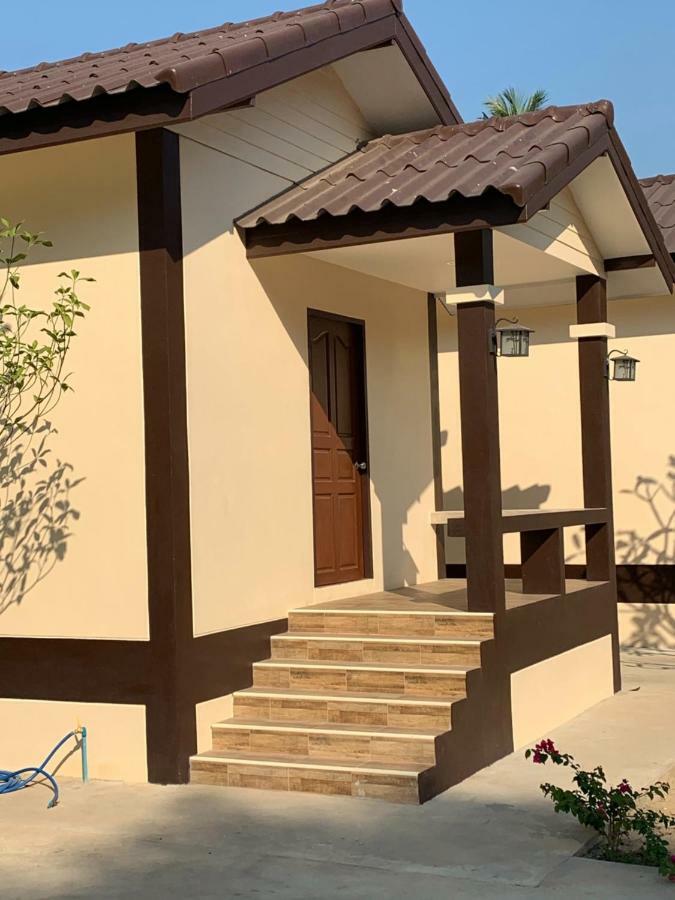 Sunray Guesthouse สุนันท์บ้านพักริมคลอง Uthai Thani Exterior photo